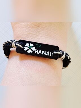 Hawaii Black Plaque Bracelet with White Hibiscus
